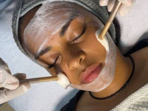 Ellainc Beauty Nail Bar | Get this 90 Min Full Facial with Steam Exfoliation and a Foot Treatment for 1